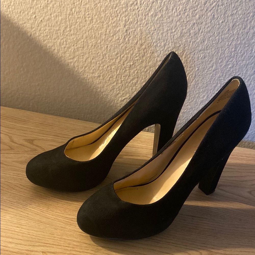 Classic Black High Heels with Thick Heel and Rounded Toe